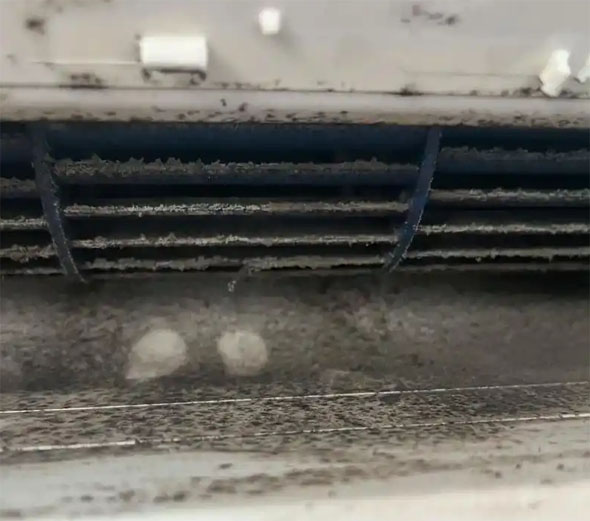 平武空调吹的风有股烧焦味是怎么回事